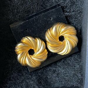 Vintage‎ Gold Swirl Flower Clip On Earing